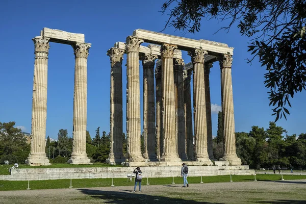 12月27日 参观奥林匹克宙斯寺庙的游人2017年12月27日在雅典 — 图库照片
