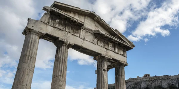 入口门户废墟与它的多立克专栏罗马集市在雅典市中心 — 图库照片