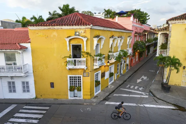 Cartagena Colômbia Agosto Homem Não Identificado Uma Bicicleta Uma Rua — Fotografia de Stock