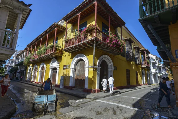 Cartagena Kolumbia Augusztus Azonosítatlan Emberek Séta Gyarmati Építészet Egy Tipikus — Stock Fotó