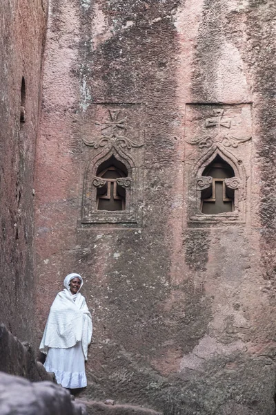 ラリベラ エチオピア ベット ミカエル 2018 日ラリベラ エチオピアで出土ラリベラの岩の教会の一つの正体不明の女性像 — ストック写真
