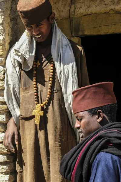 ティグライ州エチオピアの正統のクリスチャンの肖像画を 2018 日に崖の上の修道院帰属チェオクの剣で司祭ティグレ エチオピア — ストック写真