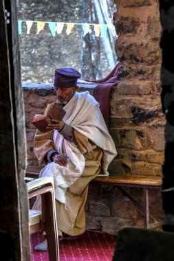 Gondar, Etiyopya - 16 Ocak: merdivenlerinde bir giriş için Debra Berhan Selassie kilise 16 Ocak 2018 Gondar, Etiyopya'da ayakta Ortodoks rahip.