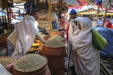 Bahir Dar, Amhara Bölgesi, Etiyopya - 20 Ocak: 20 Ocak 2018 Bahir Dar, Etiyopya kahve çekirdekleri piyasada satış kimliği belirsiz bir kadın.
