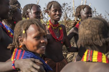 Omorate, Etiyopya - 25 Ocak: Bir grup kimliği belirsiz kadın şarkı ve dans Omorate Nehri yakınında kendi köyünde 25 Ocak 2018 Omorate, Etiyopya bir daire oluşturan.