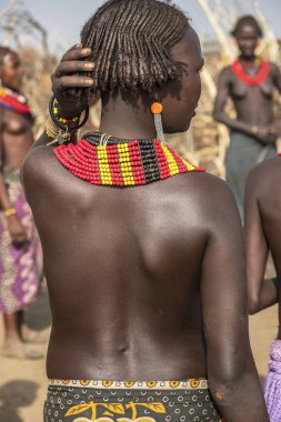 Omorate, Etiyopya - 25 Ocak: Kimliği belirsiz bir kadın şarkı ve dans Omorate Nehri yakınında kendi köyünde 25 Ocak 2018 Omorate, Etiyopya bir daire oluşturan detay.