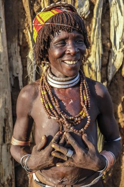 Turmi, Etiyopya - 25 Ocak: Tanımlanamayan Hamer kabile kadın. Hamer kadın genellikle üzerinde 25 Ocak 2018 yılında Turmi, Amo Vadisi, Etiyopya toprak ile onların saç tarak.