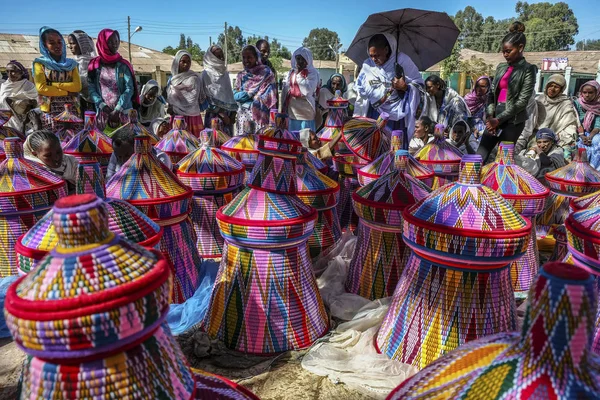 Aksum, Etiyopya - 13 Ocak: sepetleri Aksum sepet Piyasada Aksum, Etiyopya 13 Ocak 2018 üzerinde satan Etiyopya kadınlar.