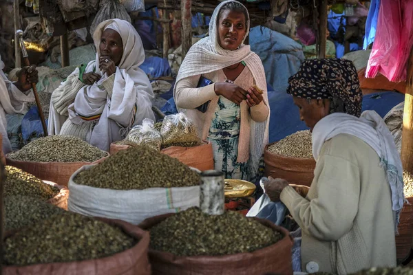 Bahir Dar Amhara Region Ethiopia Januari Onbekende Vrouw Koffiebonen Markt — Stockfoto