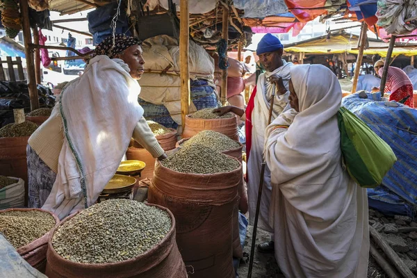 2018 日でバハル ダール エチオピアのコーヒー豆の市場での販売 エチオピア アムハラ州バハルダール地域 身元不明の女性 — ストック写真