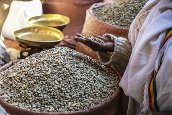エチオピアの市場でのコーヒー豆 — ストック写真