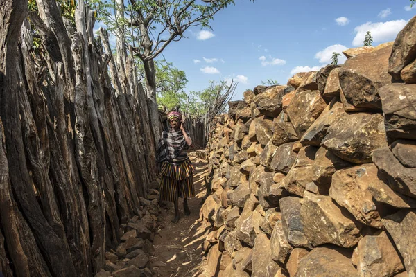Gamole Etiopía Enero Mujer Identificada Caminando Entre Las Murallas Defensivas — Foto de Stock
