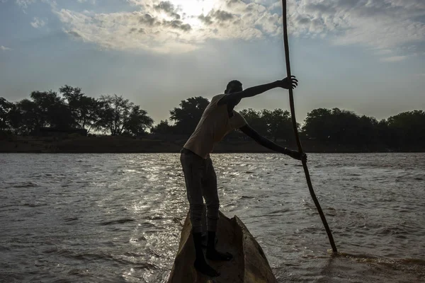 Man Korsar Floden Omo Traditionell Dassanech Båt Etiopien — Stockfoto