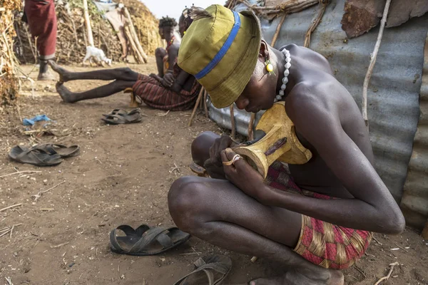 Omorate Etiopía Enero Hombres Identificados Tribu Dassanech Haciendo Sillas Aldea — Foto de Stock