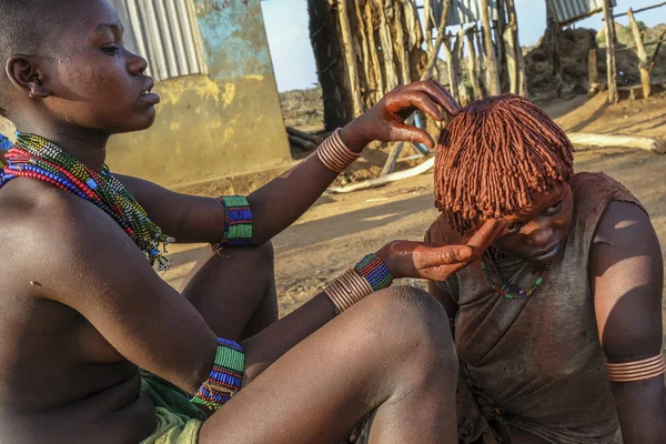 Turmi Ethiopia January Unidentified Woman Combing Another Woman Hamer Woman — Stock Photo, Image