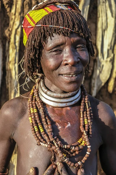 Turmi エチオピア 正体不明のヘイマー族の女性 ヘイマー女性通常 2018 Turmi Amo バレー エチオピアでの土で彼らの髪をとかす — ストック写真