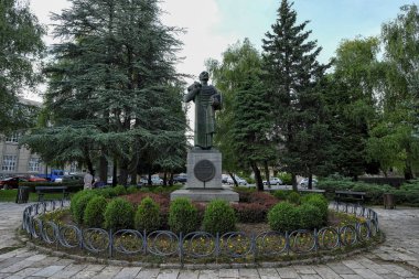 Cetinje, Karadağ - Haziran 2019: Karadağ 'ın İvan Crnojeviç kahramanının heykeli, 20 Haziran 2019' da Cetinje 'de Dvorski meydanında.