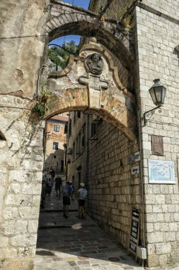 Kotor, Karadağ - Haziran 2019: St. John 's kalesinin ana girişine giden cadde 21 Haziran 2019' da Karadağ 'ın Kotor kentinde Venedik aslanı..
