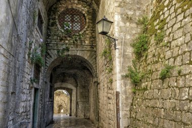 Karadağ 'ın eski Kotor kasabasına giriş.