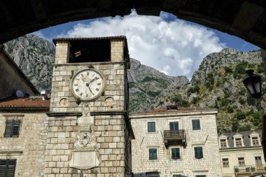 Saat Kulesi eski Kotor şehir Karadağ'ın içinde.