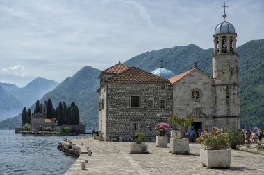 Perast, Karadağ - Haziran 2019: 21 Haziran 2019 'da Karadağ' ın Perast kentinde Kotor Körfezi 'ndeki Our Lady of the Rocks kilisesindeki turistler.