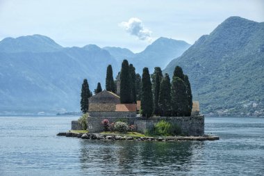 Karadağ 'ın Kotor Koyu yakınlarındaki St. George Adası Perast.