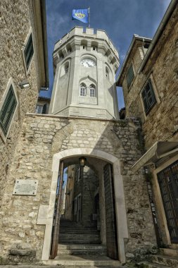 Herceg Novi - Haziran 2019: 22 Haziran 2019 'da Karadağ' ın Herceg Novi kentinde eski evlerle çevrili küçük saat kuleli eski kasaba kapısı.