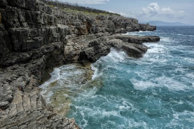 Kotor Körfezi 'nde Mirista, arka planda dağ sırası. Adriyatik denizi kıyıları, Karadağ