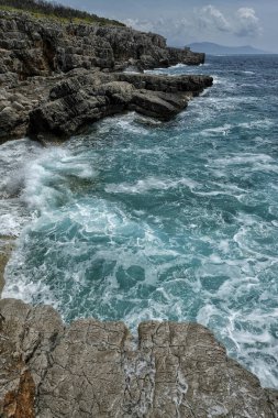Kotor Körfezi 'nde Mirista, arka planda dağ sırası. Adriyatik denizi kıyıları, Karadağ