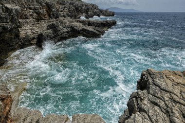 Kotor Körfezi 'nde Mirista, arka planda dağ sırası. Adriyatik denizi kıyıları, Karadağ