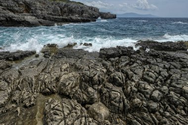 Kotor Körfezi 'nde Mirista, arka planda dağ sırası. Adriyatik denizi kıyıları, Karadağ