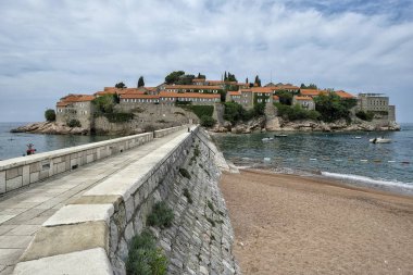 Sveti Stefan, Karadağ - Haziran 2019: 24 Haziran 2019 'da Karadağ' ın Sveti Stefan kentinde lüks bir otel tatil beldesi bulunan Sveti Stefan Adası önündeki güzel plaj.