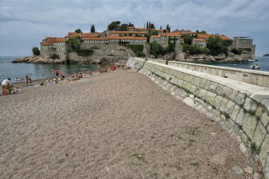 Sveti Stefan, Karadağ - Haziran 2019: 24 Haziran 2019 'da Karadağ' ın Sveti Stefan kentinde lüks bir otel tatil beldesi bulunan Sveti Stefan Adası önündeki güzel plaj.