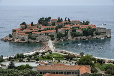 Sveti Stefan, Karadağ - Haziran 2019: 24 Haziran 2019 'da Karadağ' ın Sveti Stefan kentinde lüks bir otel tatil beldesi bulunan Sveti Stefan Adası önündeki güzel plaj.