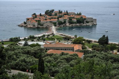 Sveti Stefan, Karadağ - Haziran 2019: 24 Haziran 2019 'da Karadağ' ın Sveti Stefan kentinde lüks bir otel tatil beldesi bulunan Sveti Stefan Adası önündeki güzel plaj.