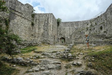 Stari Bar, Karadağ - Haziran 2019: Stari Bar 'ın kalıntılarını ziyaret eden turistler 24 Haziran 2019' da Karadağ 'ın Stari Bar kentinde.