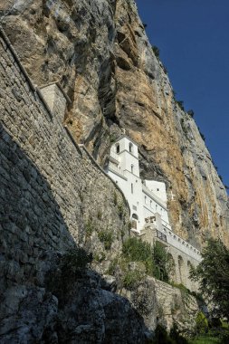 Ostrog Manastırı, Karadağ 'ın Ostroska Greda kentindeki Sırp Ortodoks Kilisesi' ne karşı dikilen bir manastır..