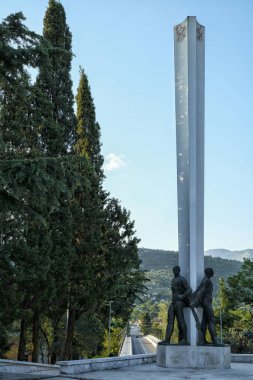 Danilovgrad, Karadağ - Haziran 2019: 26 Haziran 2019 'da Karadağ' ın Danilovgrad kentinde hayatını kaybeden tüm savaşçı ve savaş mağdurlarına adanmış anıt.