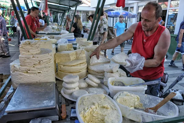 Cetinje Montenegro Giugno 2019 Persone Che Acquistano Formaggio Mercato Cetinje — Foto Stock