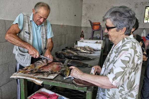 Cetinje Montenegro Giugno 2019 Persone Che Acquistano Pesce Mercato Cetinje — Foto Stock