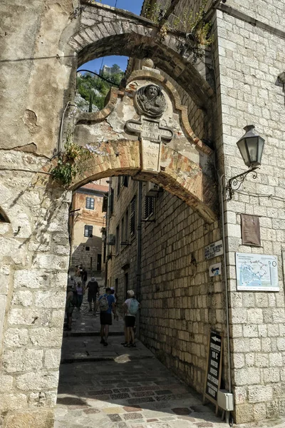 Kotor, Karadağ - Haziran 2019: St. John 's kalesinin ana girişine giden cadde 21 Haziran 2019' da Karadağ 'ın Kotor kentinde Venedik aslanı..