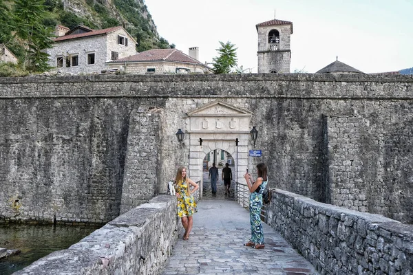 Kotor Montenegro Junio 2019 Los Turistas Están Ruinas Fortaleza San — Foto de Stock