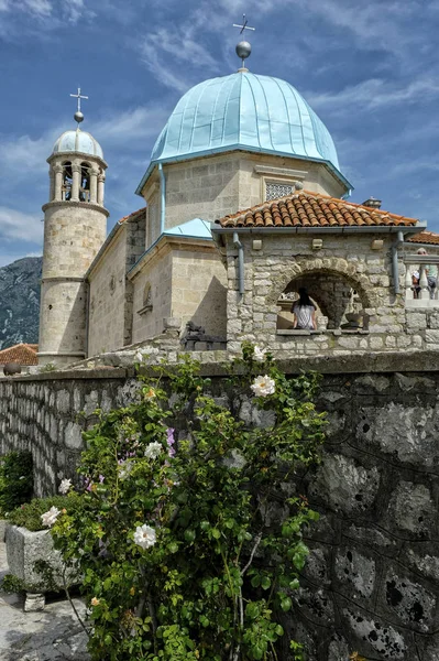 Perast Montenegro Junio 2019 Turistas Iglesia Nuestra Señora Las Rocas — Foto de Stock