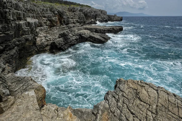 Kotor Körfezi 'nde Mirista, arka planda dağ sırası. Adriyatik denizi kıyıları, Karadağ