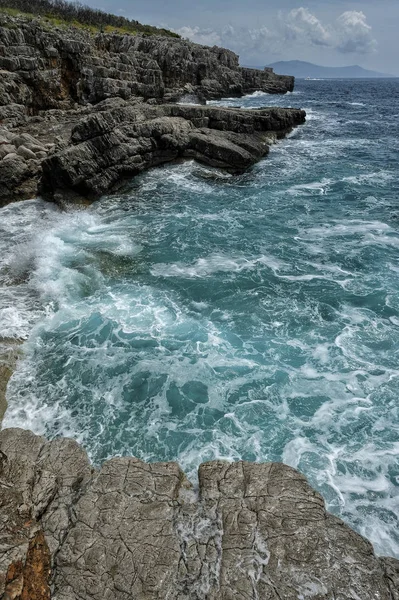 Kotor Körfezi 'nde Mirista, arka planda dağ sırası. Adriyatik denizi kıyıları, Karadağ
