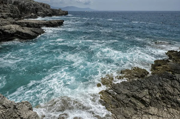 Kotor Körfezi 'nde Mirista, arka planda dağ sırası. Adriyatik denizi kıyıları, Karadağ