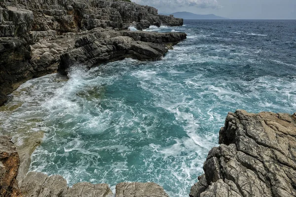 Kotor Körfezi 'nde Mirista, arka planda dağ sırası. Adriyatik denizi kıyıları, Karadağ