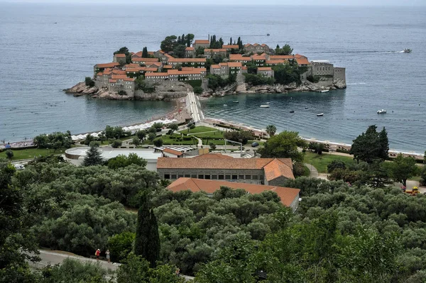 Sveti Stefan, Karadağ - Haziran 2019: 24 Haziran 2019 'da Karadağ' ın Sveti Stefan kentinde lüks bir otel tatil beldesi bulunan Sveti Stefan Adası önündeki güzel plaj.