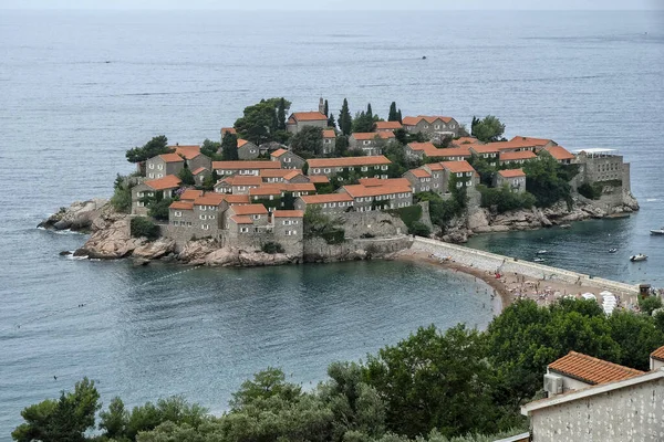 Sveti Stefan, Karadağ - Haziran 2019: 24 Haziran 2019 'da Karadağ' ın Sveti Stefan kentinde lüks bir otel tatil beldesi bulunan Sveti Stefan Adası önündeki güzel plaj.