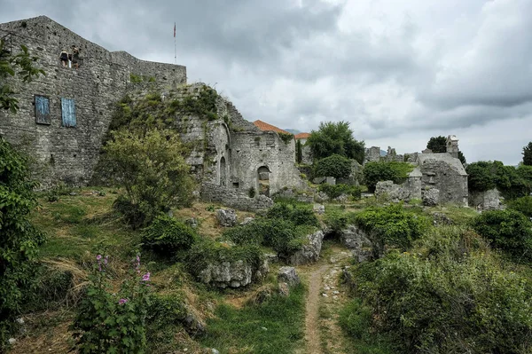 Stari Bar, Karadağ - Haziran 2019: Stari Bar 'ın kalıntılarını ziyaret eden turistler 24 Haziran 2019' da Karadağ 'ın Stari Bar kentinde.